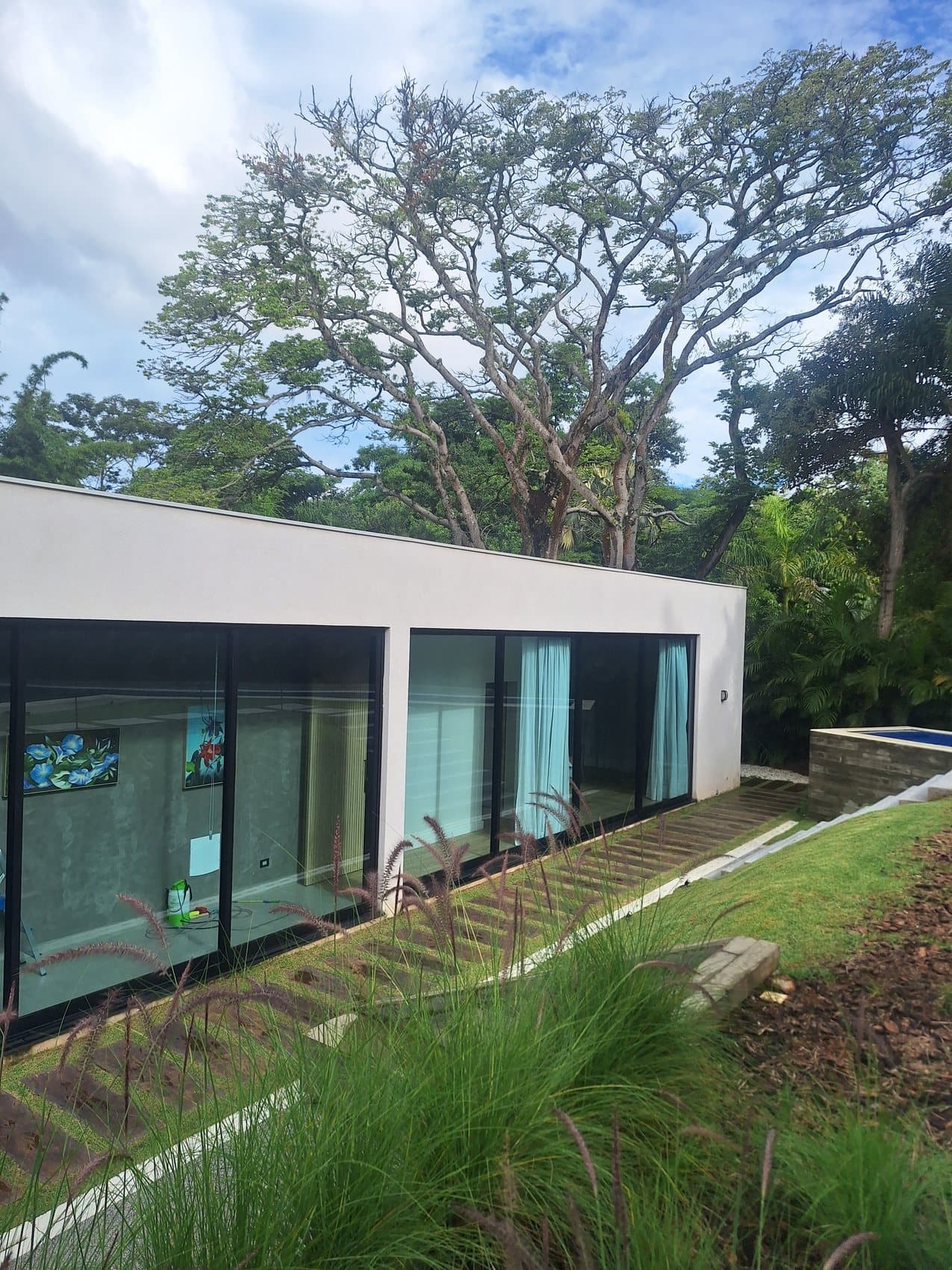 Porta de vidro residencial com película