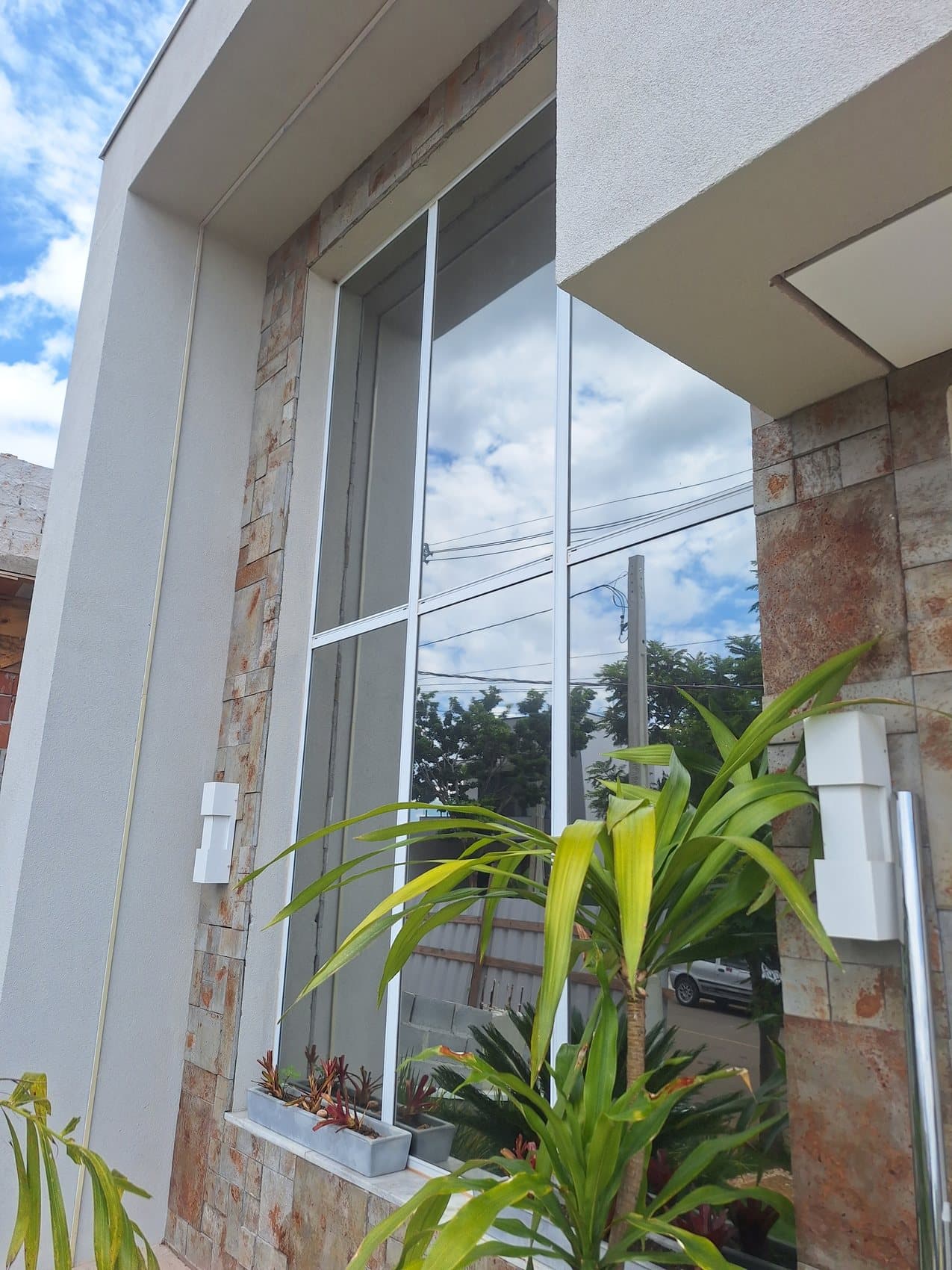 Fachada de casa com película refletiva
